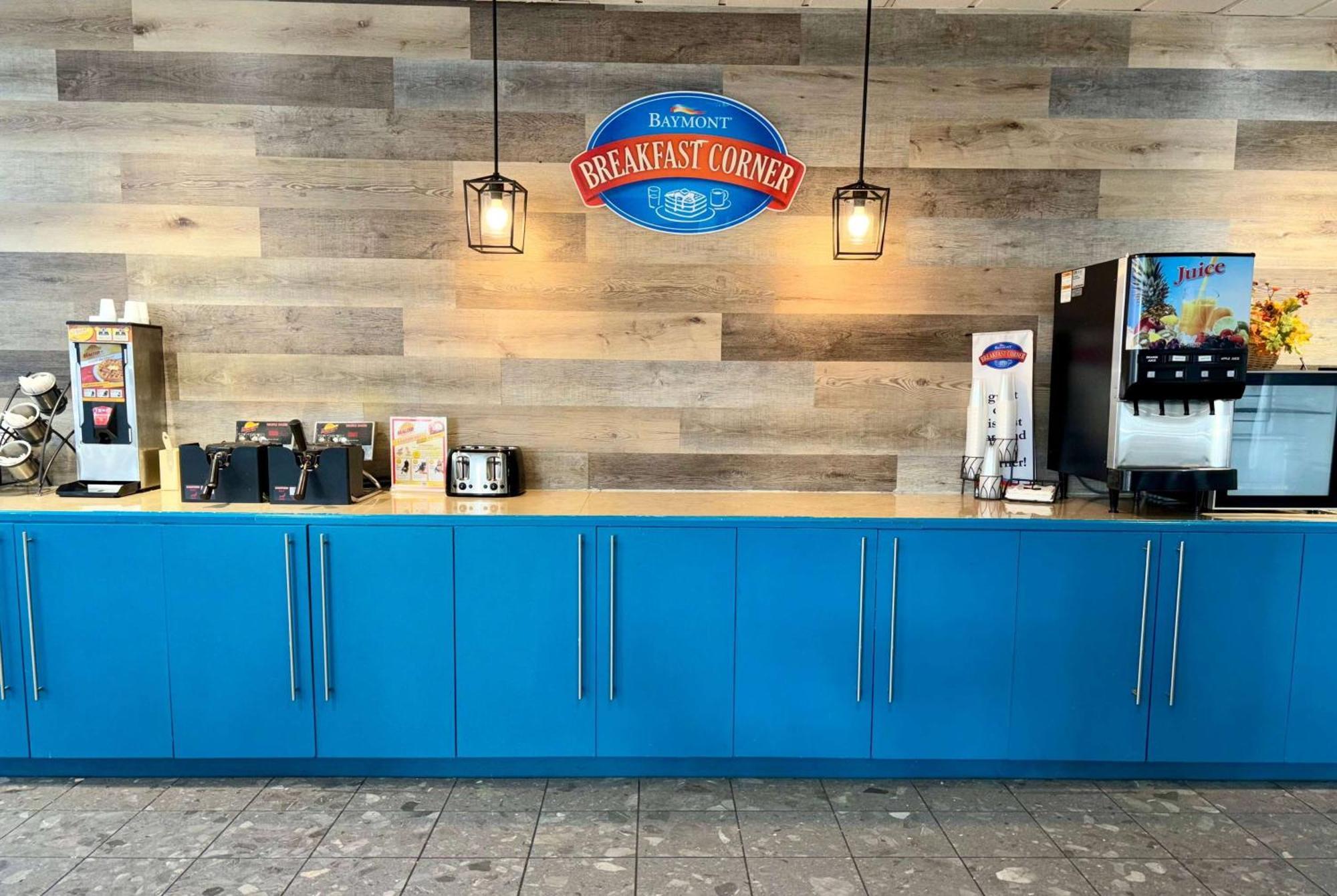 Baymont By Wyndham Keokuk Hotel Exterior photo