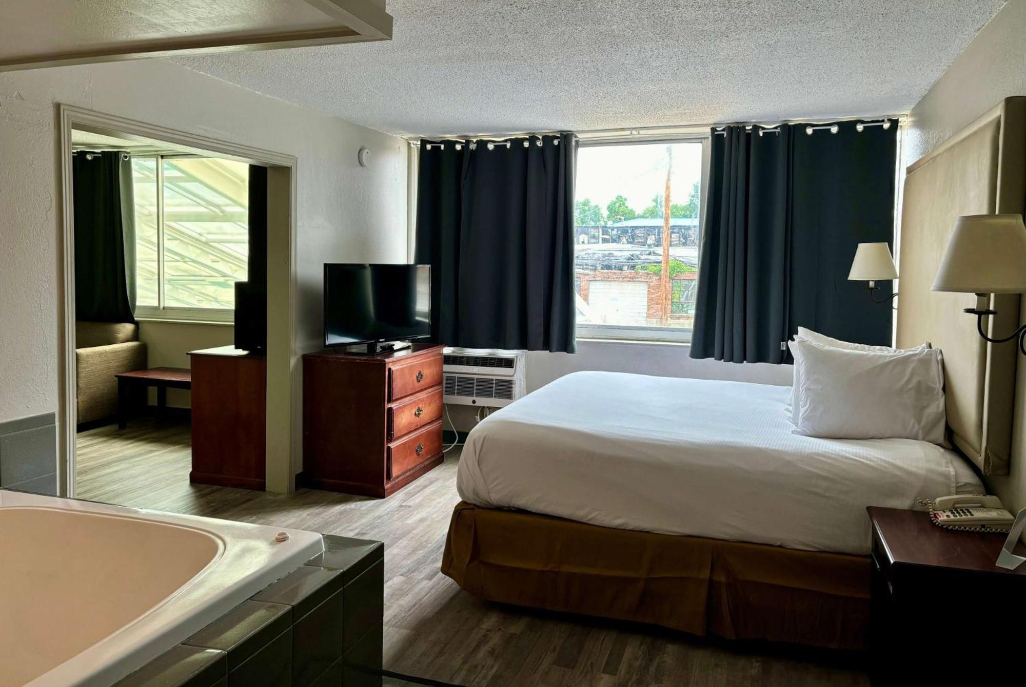 Baymont By Wyndham Keokuk Hotel Exterior photo