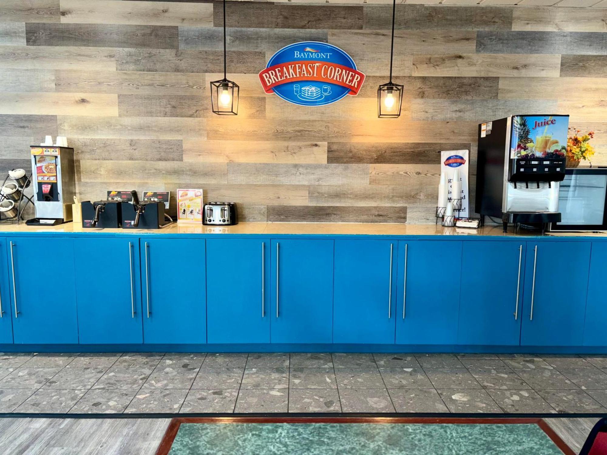 Baymont By Wyndham Keokuk Hotel Exterior photo